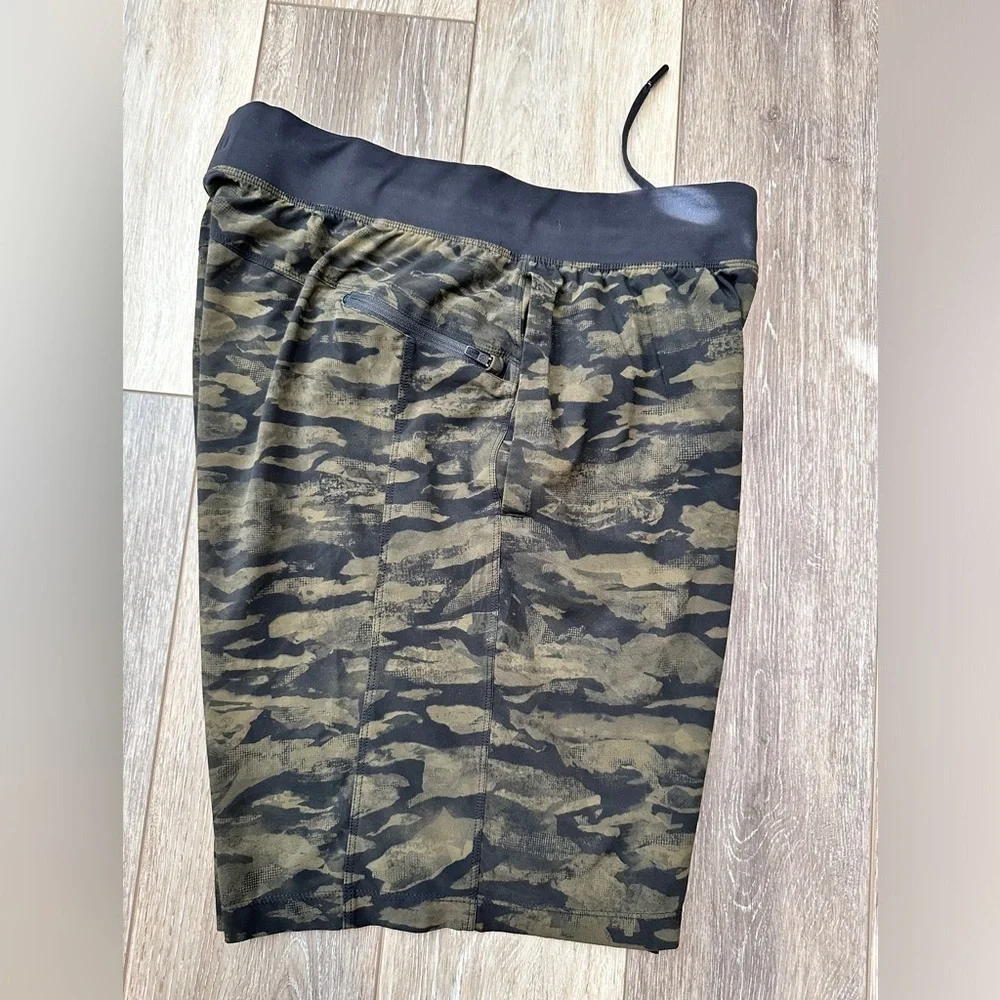 🖤 Men’s Lululemon Camouflage 9” shorts with pockets Size Medium excellent.